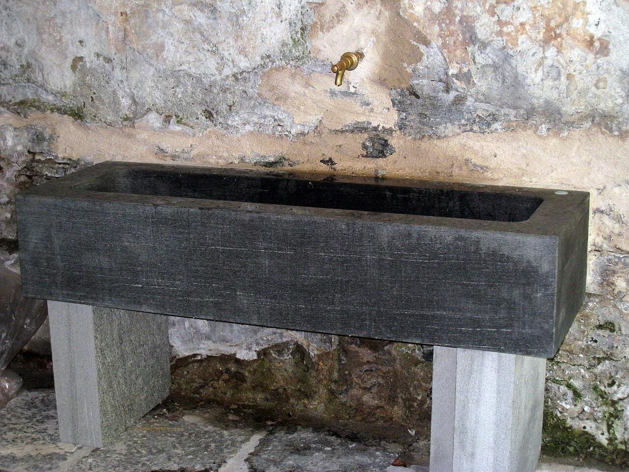 Foto: Glunggenbauer (CC BY-SA 4.0) Una delle vasche in granito dei Bagni di Craveggia