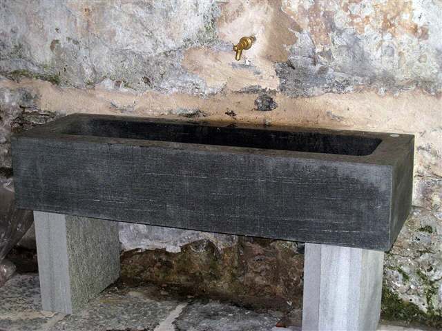 Una delle vasche in granito dei Bagni di Craveggia