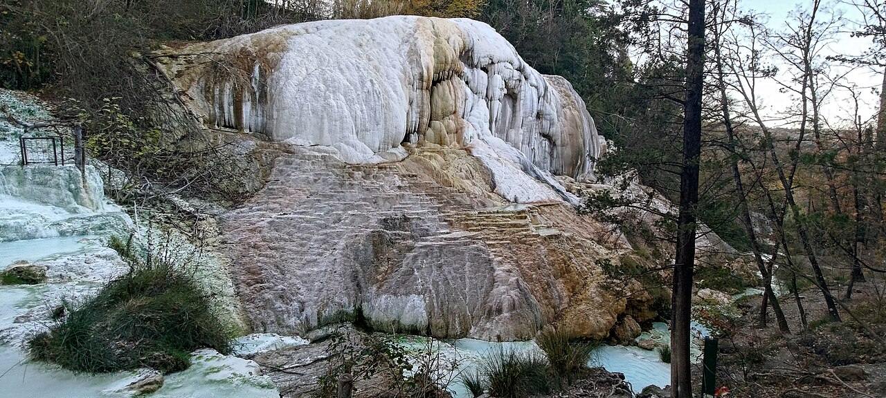 Foto: Francesco Bini (CC BY-SA 4.0) La Balena Bianca lungo il Fosso Bianco a Bagni San Filippo