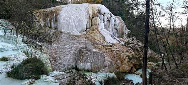 La Balena Bianca lungo il Fosso Bianco a Bagni San Filippo