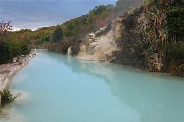 Il laghetto termale nel Parco dei Mulini, sotto Bagno Vignoni