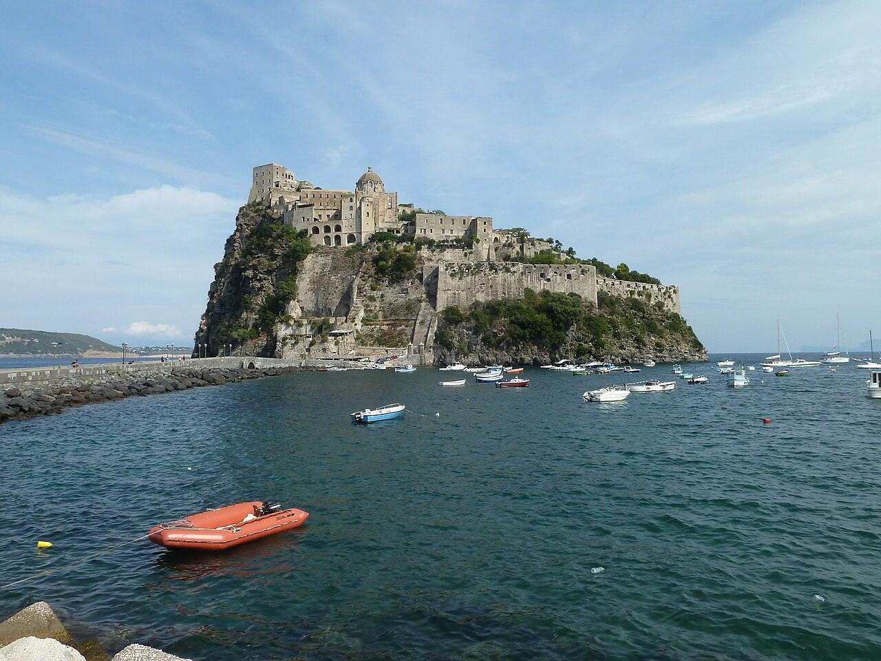 Foto: Abxbay (CC BY-SA 4.0) Il Castello Aragonese visto dal lato di Cartaromana