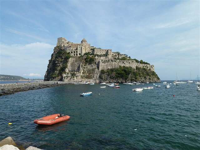 Il Castello Aragonese visto dal lato di Cartaromana