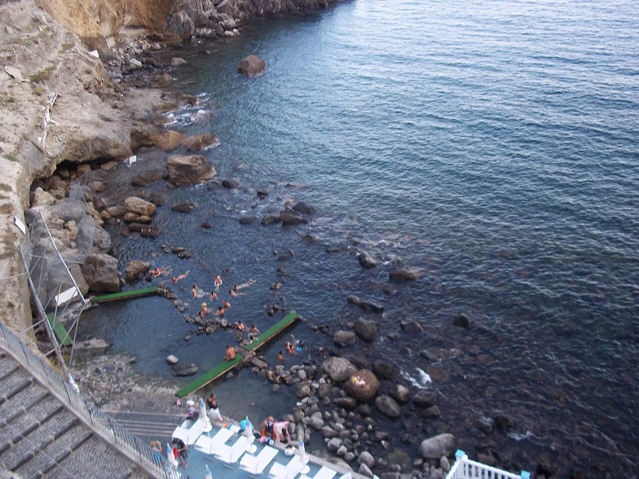 Gli scogli della Baia di Sorgeto a Ischia