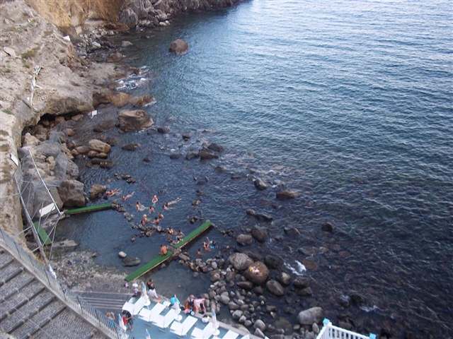 Gli scogli della Baia di Sorgeto a Ischia