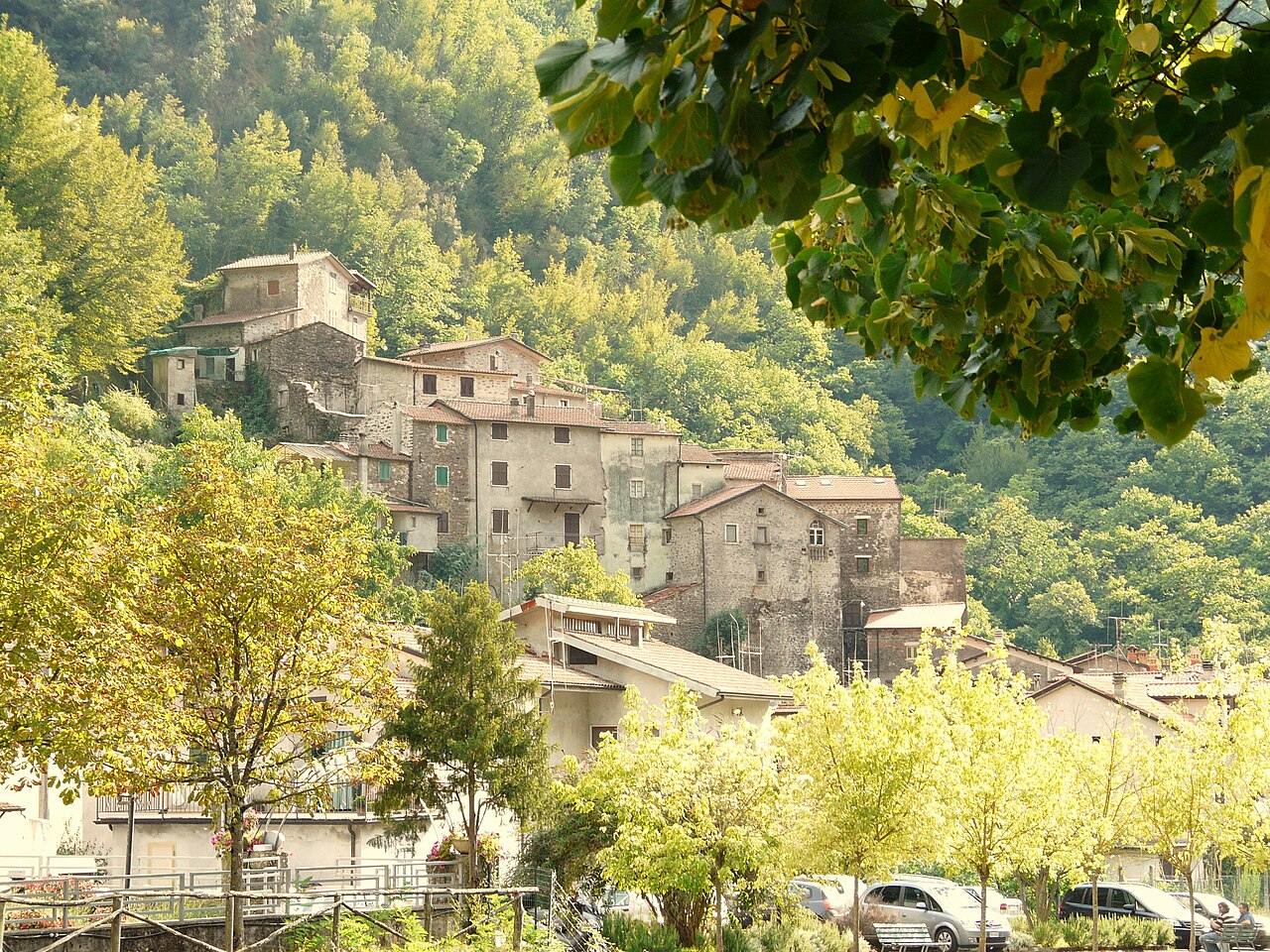 Foto: Davide Papalini (CC BY-SA 3.0) Il paese di Equi Terme, in Lunigiana