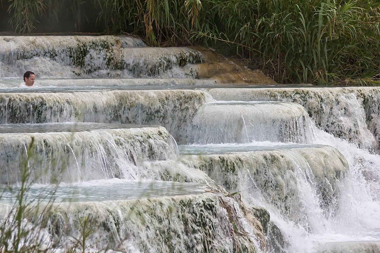 Foto: Raimond Spekking (CC BY-SA 4.0) Le vasche di travertino delle Cascate del Mulino a Saturnia