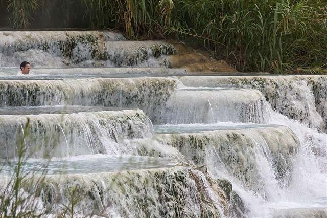 Le vasche di travertino delle Cascate del Mulino a Saturnia