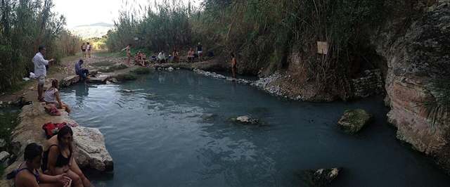 Le polle termali libere lungo il fiume vicino a Segesta