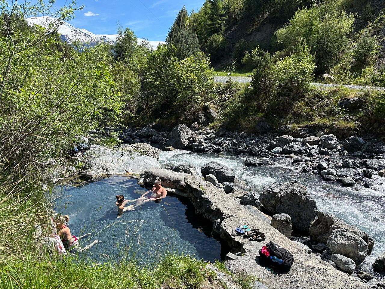Foto: kallerna (CC BY-SA 4.0) La pozza termale libera lungo il torrente, sopra Bormio