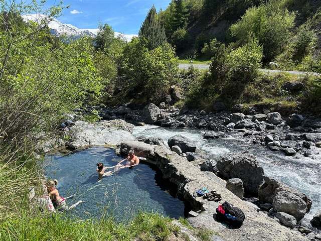 La pozza termale libera lungo il torrente, sopra Bormio