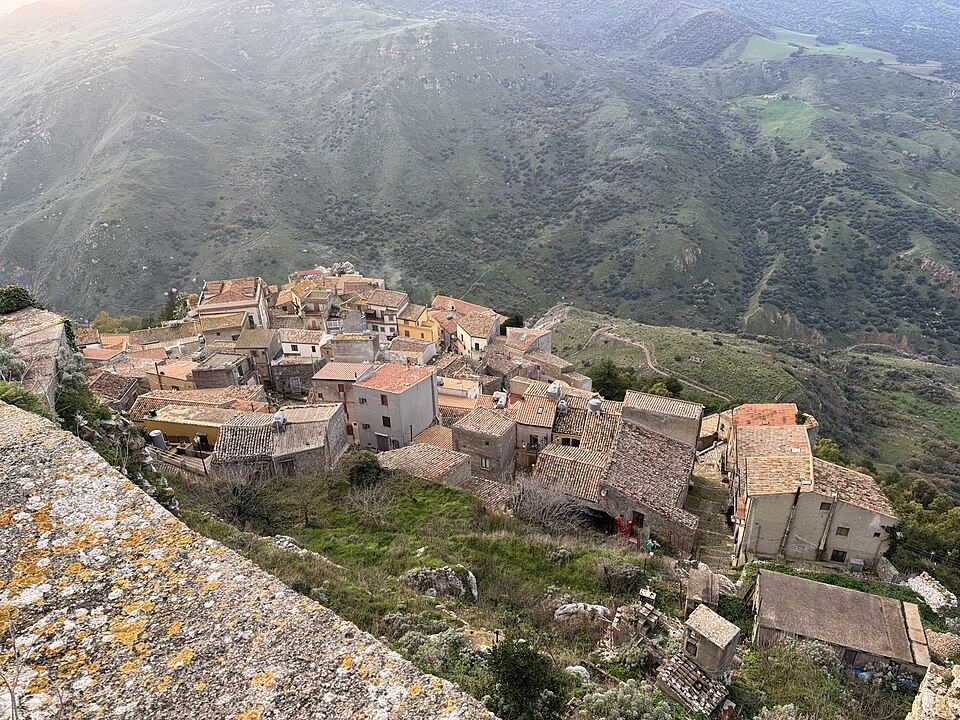Foto: Codas (CC BY-SA 4.0) Il borgo di Sclafani Bagni sulle Madonie