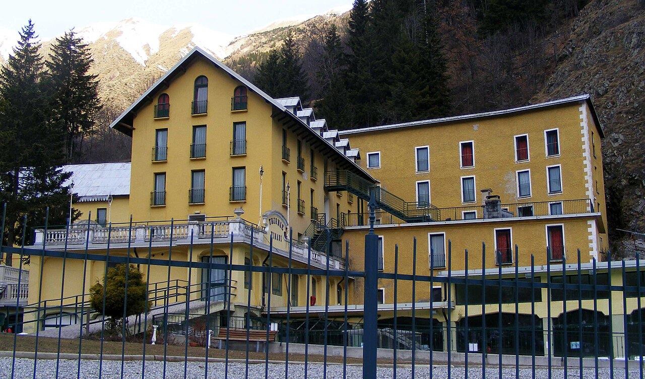 Photo: F Ceragioli (CC BY-SA 3.0) The spa building of Bagni di Vinadio, opposite which are the free pools