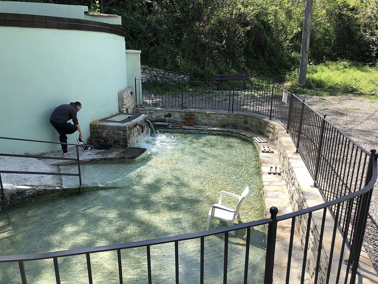 Foto: Davide Mauro (CC BY-SA 4.0) La fonte termale del Rio Foino sulla riva del Trebbia, a Bobbio