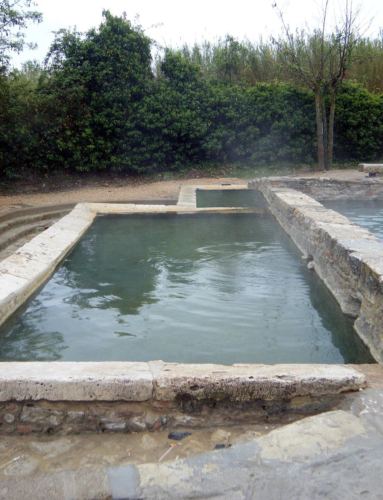 Foto: Albarubescens (CC BY 4.0) Il Bagno Grande, vasca termale storica di San Casciano dei Bagni