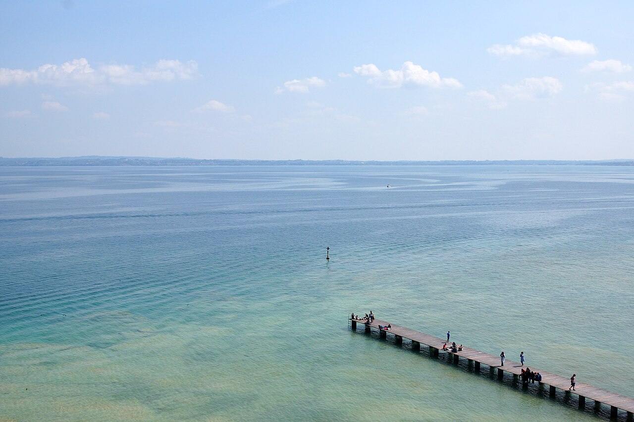 Foto: Allie_Caulfield from Germany (CC BY 2.0) La costa di Sirmione sul Lago di Garda