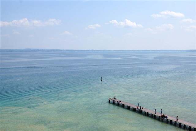 La costa di Sirmione sul Lago di Garda