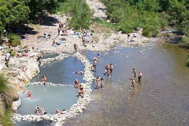 Le pozze termali lungo il torrente Farma a Petriolo