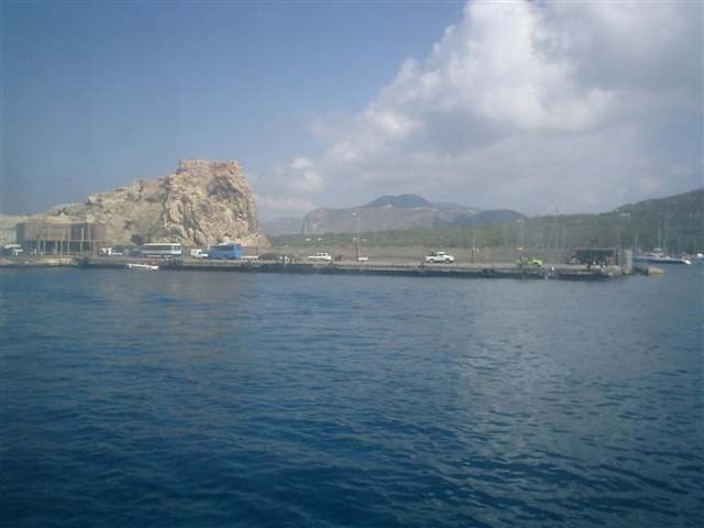Il Porto di Levante a Vulcano, accanto alla spiaggia delle Acque Calde